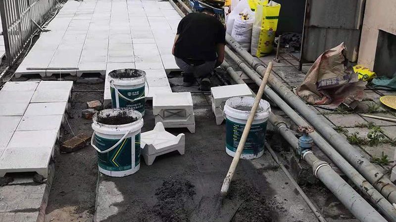 自粘防水卷材是一种新型的防水材料，具有以下特点：